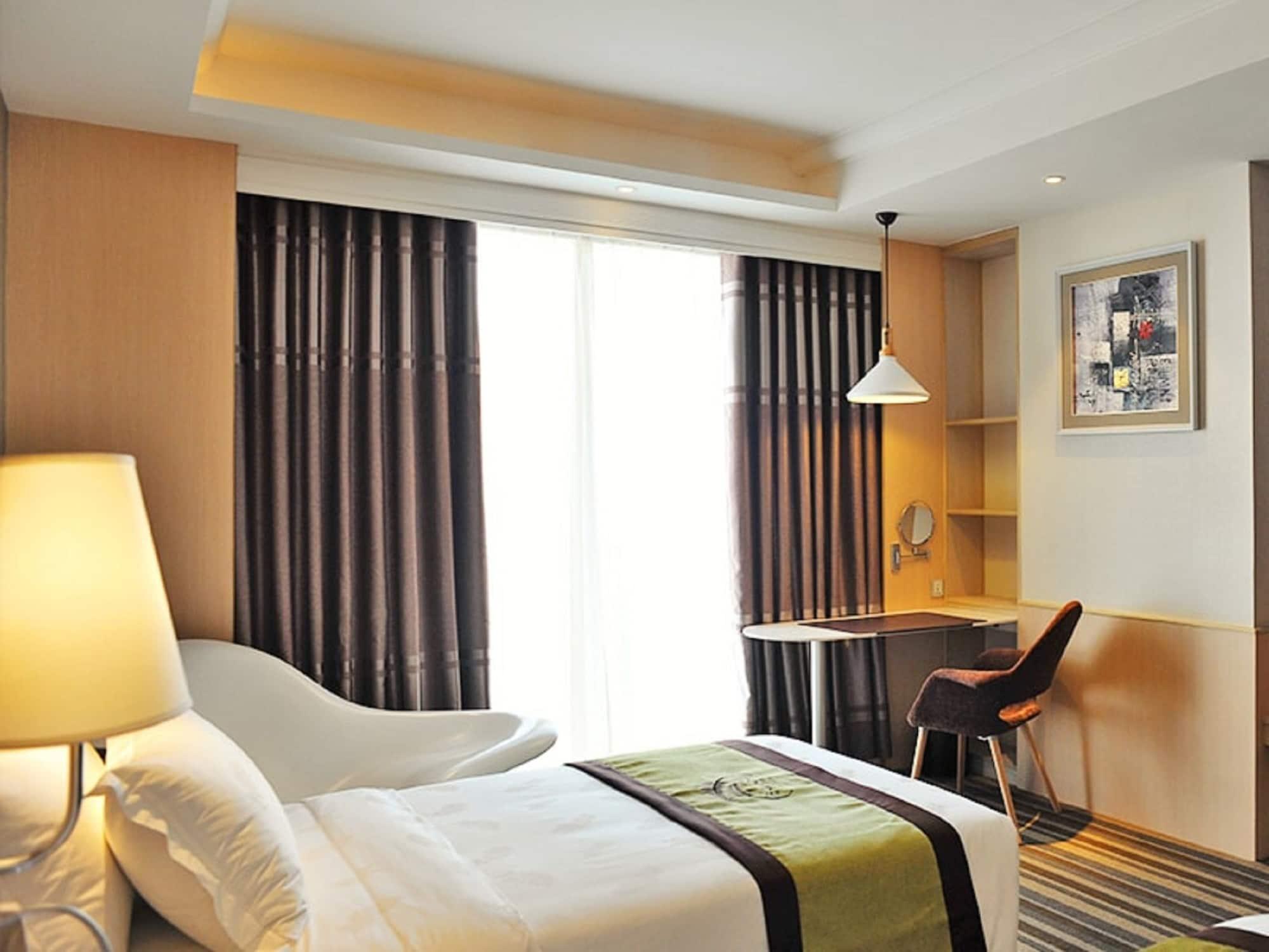 The Bazaar Hotel Бангкок Экстерьер фото
