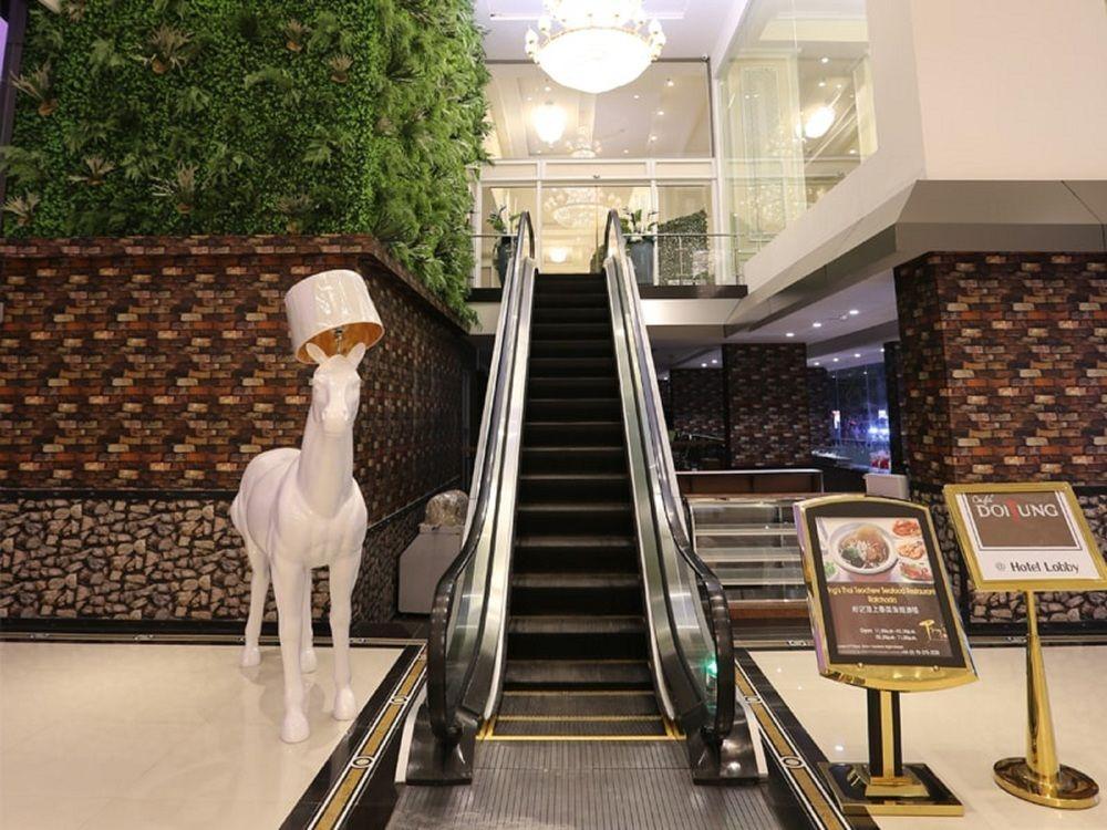 The Bazaar Hotel Бангкок Экстерьер фото