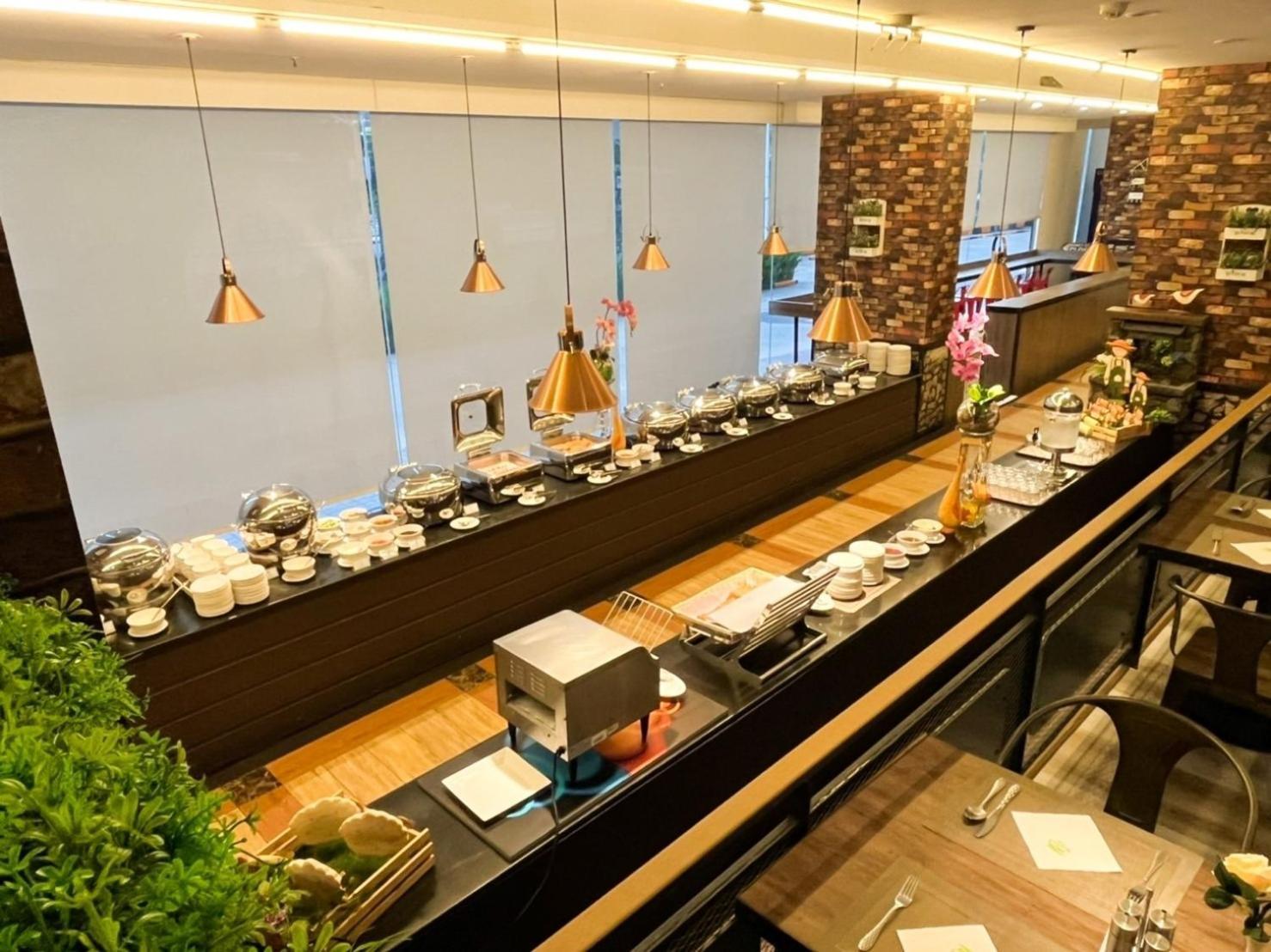 The Bazaar Hotel Бангкок Экстерьер фото