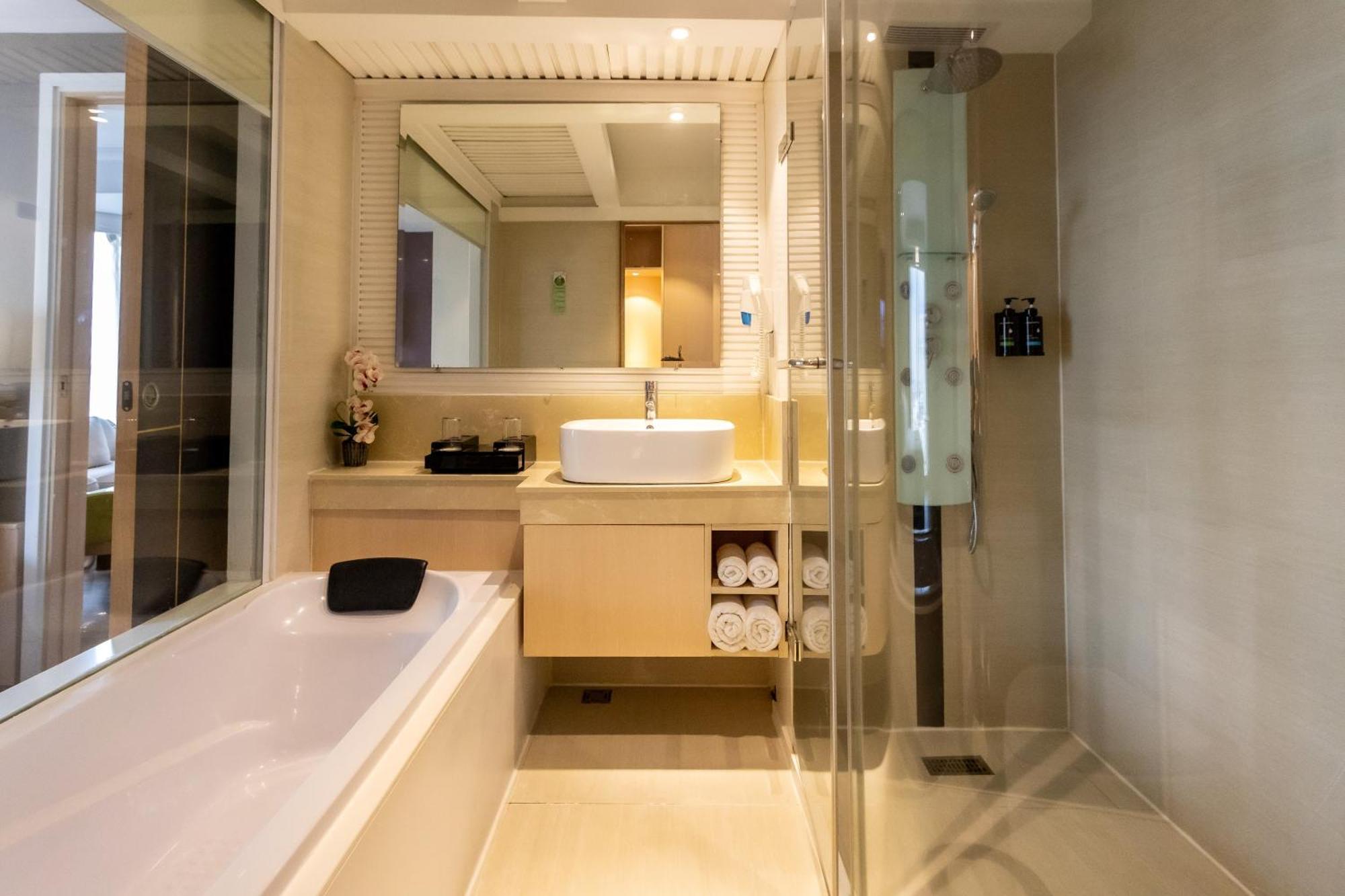 The Bazaar Hotel Бангкок Экстерьер фото